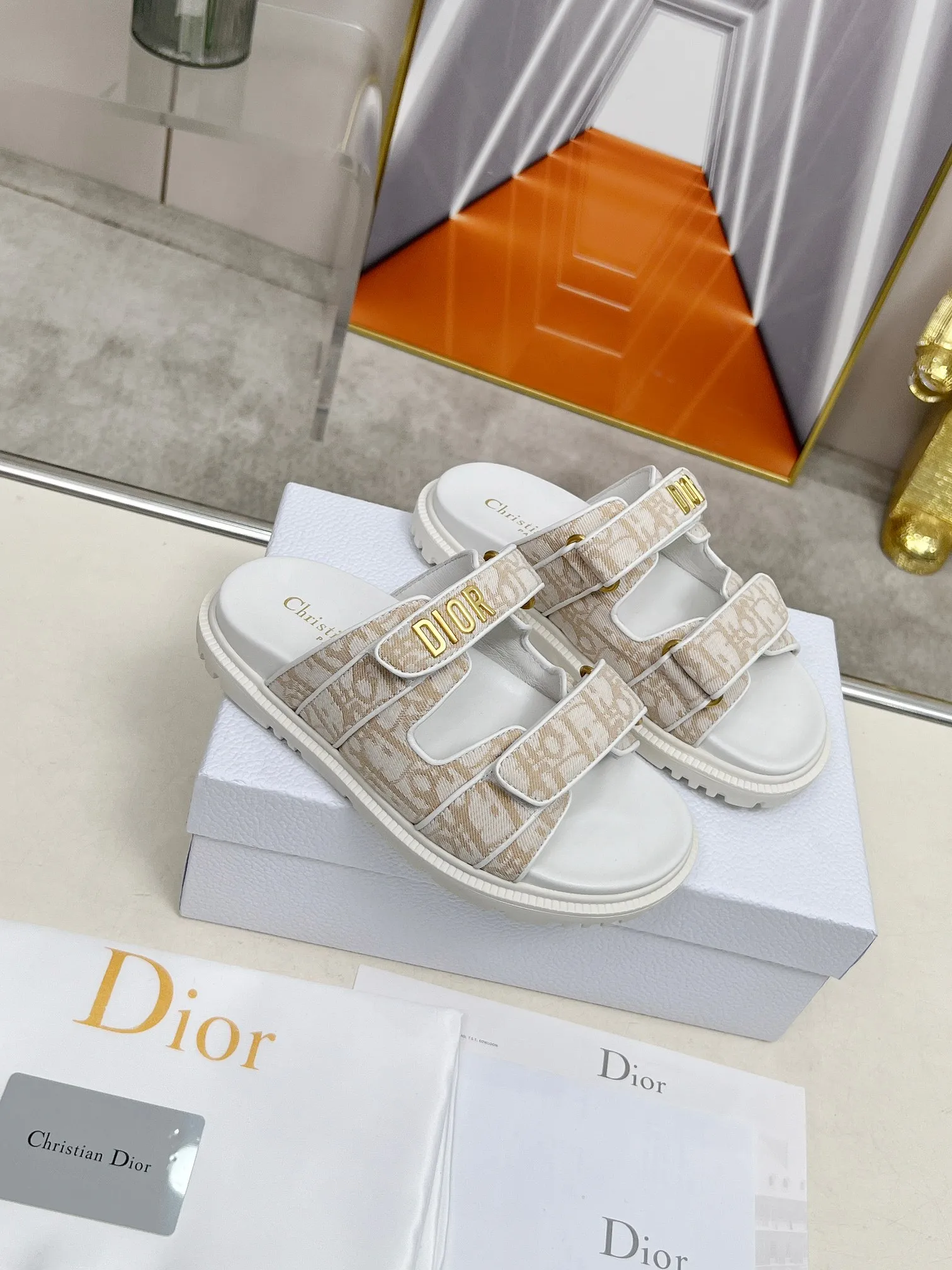 👟👟Ex-factory price 480👟👟Dior👏👏New classic style. 🔥Purchasing-level qualityThick-soled slippers popular in foreign counters. Upper➕Inner: original customized material, original mold opening of sole 1.1 (lightweight, code number 35-40 (41/42 can be customized)